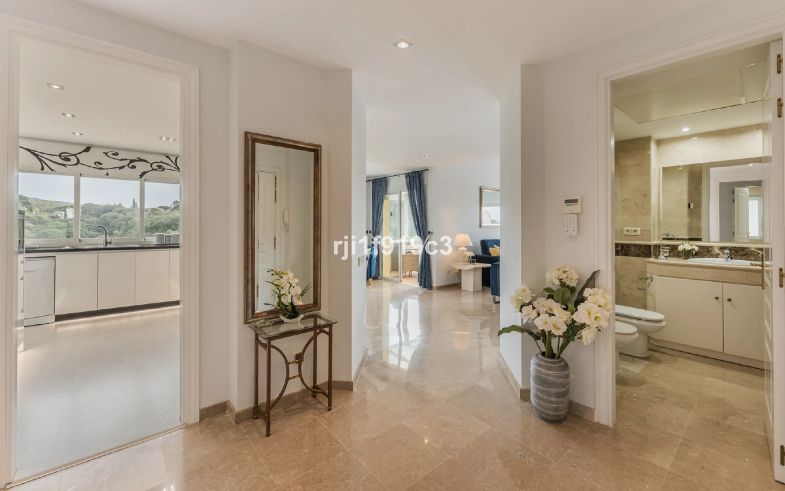 Wunderbares Apartment in der renommierten Wohnanlage Elviria Hills, einer der exklusivsten und begehrtesten Lagen im Osten von Marbella. Dieses elegante Apartment mit 103 m² zeichnet sich durch Großzügigkeit, Helligkeit und ein unvergleichliches Qualitätsniveau aus