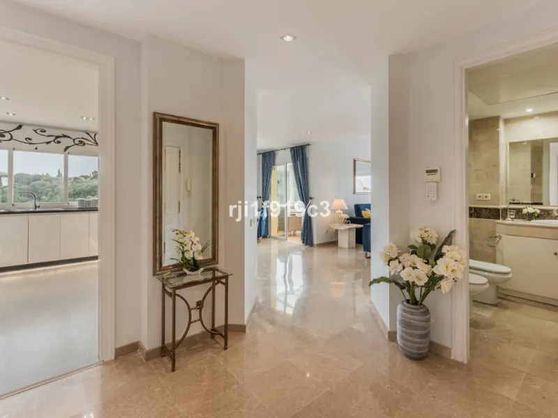 Wunderbares Apartment in der renommierten Wohnanlage Elviria Hills, einer der exklusivsten und begehrtesten Lagen im Osten von Marbella. Dieses elegante Apartment mit 103 m² zeichnet sich durch Großzügigkeit, Helligkeit und ein unvergleichliches Qualitätsniveau aus