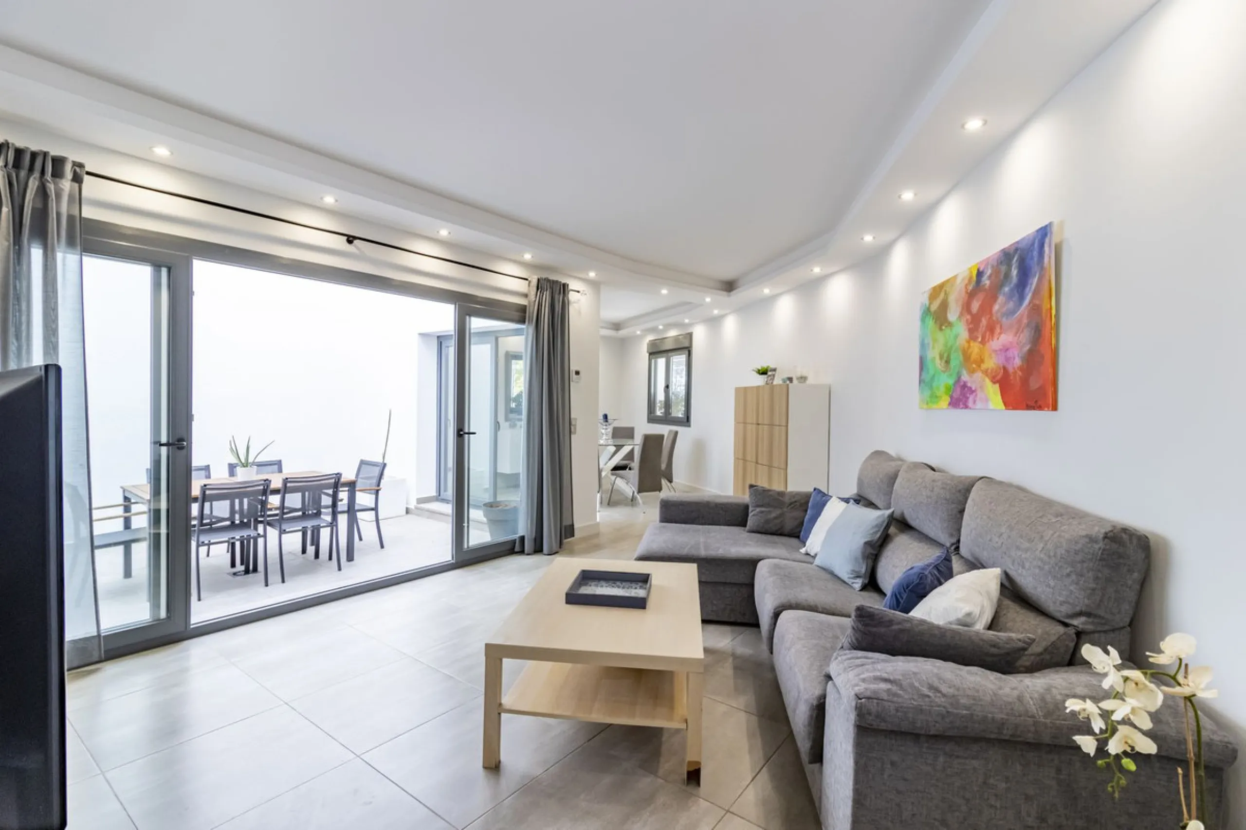 Discover this exceptional new-build semi-detached villa in the heart of San Pedro de Alcántara's charming Pueblo district, nestled on Calle Martín Pescador in Marbella's sun-drenched Costa del Sol. Positioned on the edge of the urban area, this unique pro