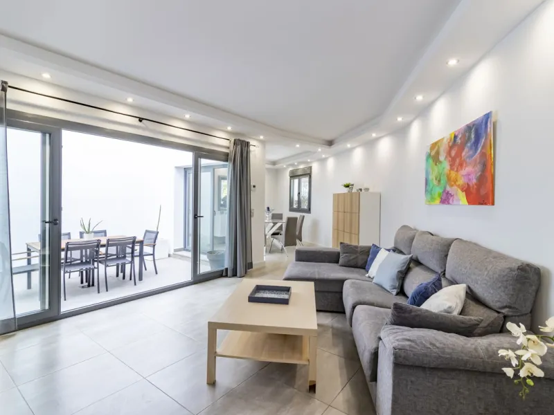 Discover this exceptional new-build semi-detached villa in the heart of San Pedro de Alcántara's charming Pueblo district, nestled on Calle Martín Pescador in Marbella's sun-drenched Costa del Sol. Positioned on the edge of the urban area, this unique pro