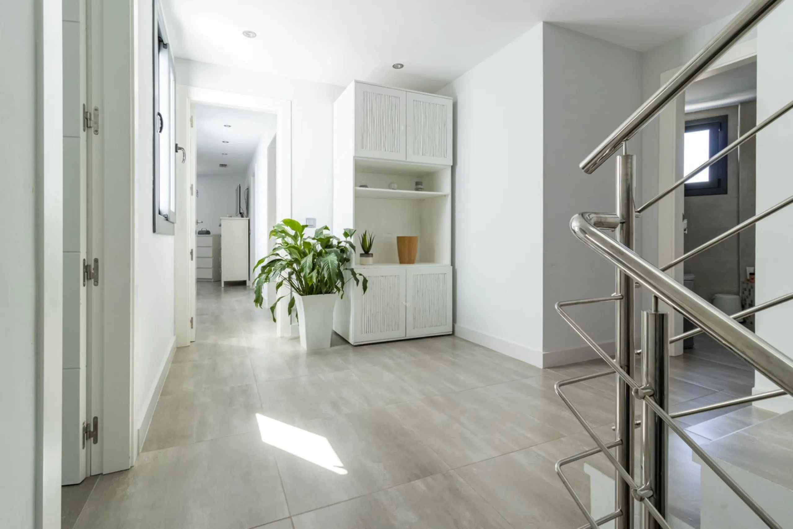 Discover this exceptional new-build semi-detached villa in the heart of San Pedro de Alcántara's charming Pueblo district, nestled on Calle Martín Pescador in Marbella's sun-drenched Costa del Sol. Positioned on the edge of the urban area, this unique pro