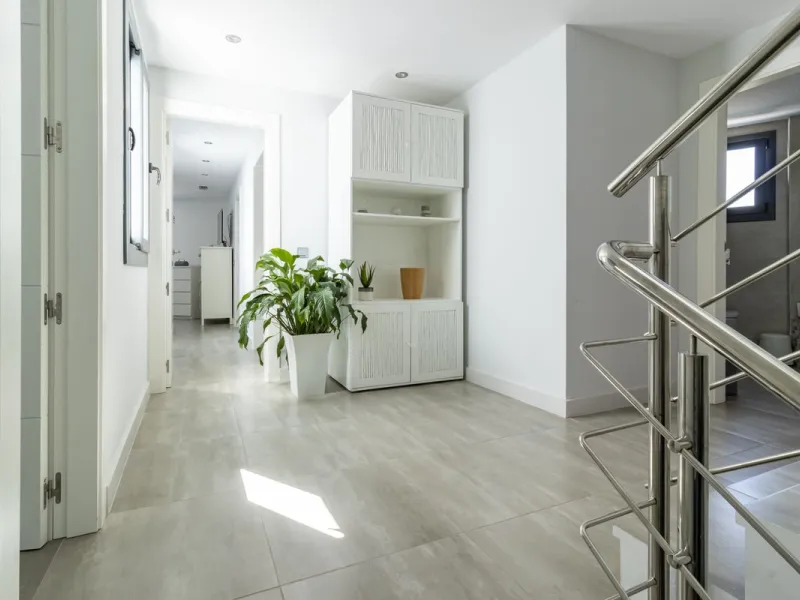 Discover this exceptional new-build semi-detached villa in the heart of San Pedro de Alcántara's charming Pueblo district, nestled on Calle Martín Pescador in Marbella's sun-drenched Costa del Sol. Positioned on the edge of the urban area, this unique pro