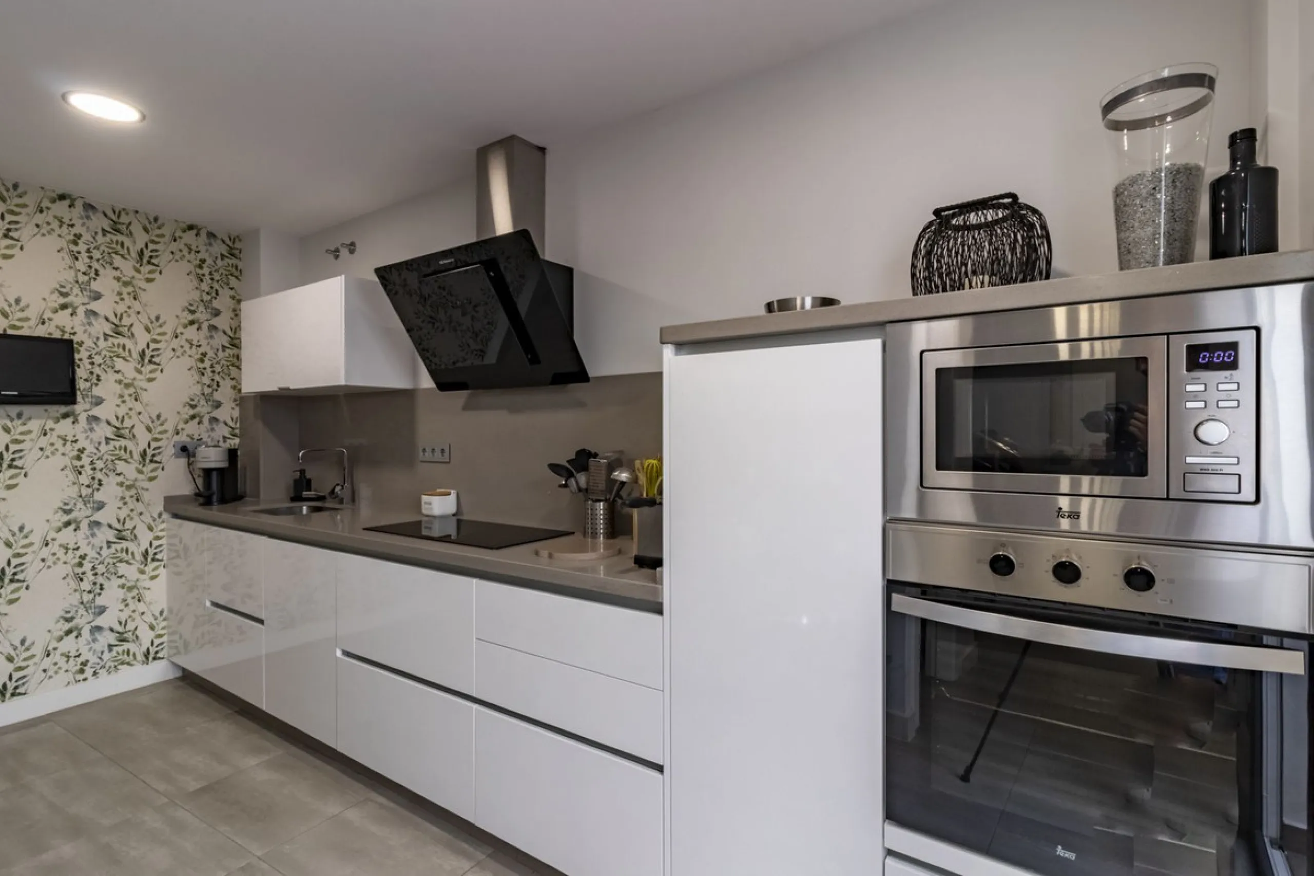 Discover this exceptional new-build semi-detached villa in the heart of San Pedro de Alcántara's charming Pueblo district, nestled on Calle Martín Pescador in Marbella's sun-drenched Costa del Sol. Positioned on the edge of the urban area, this unique pro