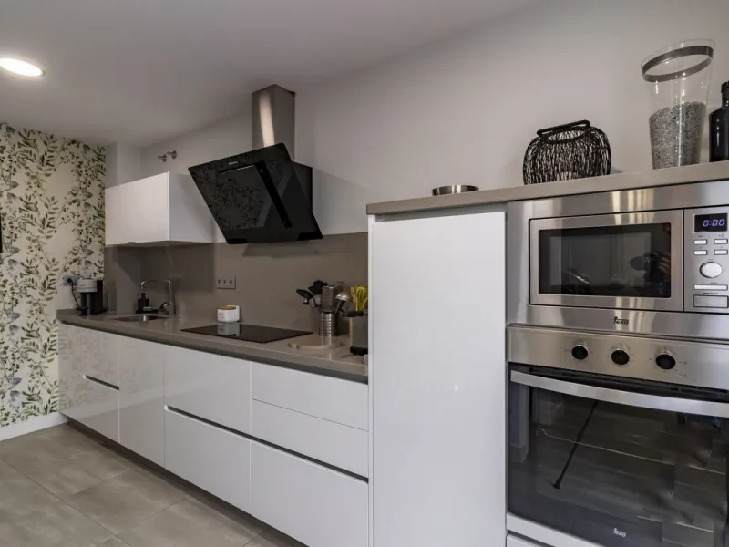 Discover this exceptional new-build semi-detached villa in the heart of San Pedro de Alcántara's charming Pueblo district, nestled on Calle Martín Pescador in Marbella's sun-drenched Costa del Sol. Positioned on the edge of the urban area, this unique pro
