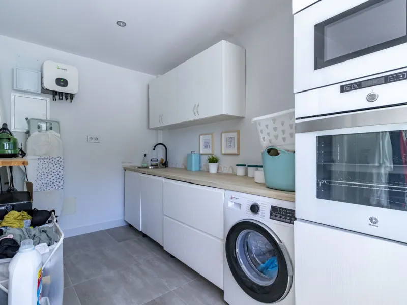 Discover this exceptional new-build semi-detached villa in the heart of San Pedro de Alcántara's charming Pueblo district, nestled on Calle Martín Pescador in Marbella's sun-drenched Costa del Sol. Positioned on the edge of the urban area, this unique pro