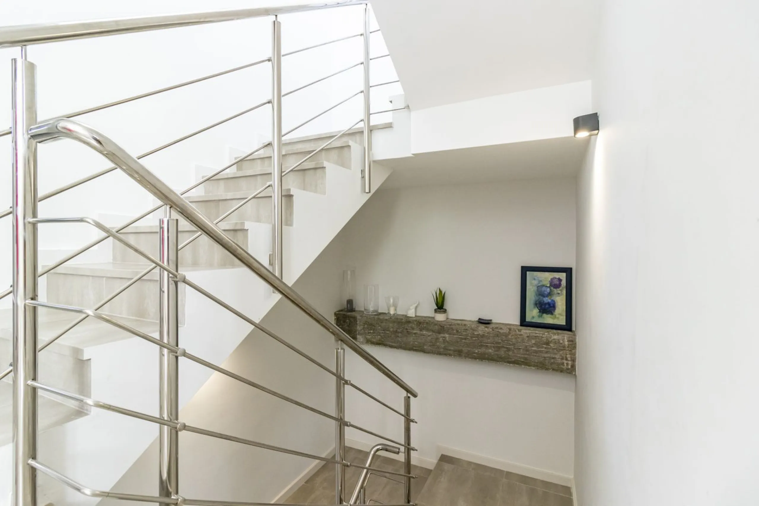 Discover this exceptional new-build semi-detached villa in the heart of San Pedro de Alcántara's charming Pueblo district, nestled on Calle Martín Pescador in Marbella's sun-drenched Costa del Sol. Positioned on the edge of the urban area, this unique pro