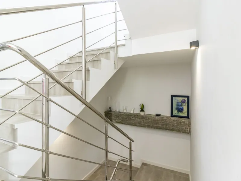 Discover this exceptional new-build semi-detached villa in the heart of San Pedro de Alcántara's charming Pueblo district, nestled on Calle Martín Pescador in Marbella's sun-drenched Costa del Sol. Positioned on the edge of the urban area, this unique pro