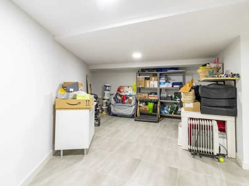 Discover this exceptional new-build semi-detached villa in the heart of San Pedro de Alcántara's charming Pueblo district, nestled on Calle Martín Pescador in Marbella's sun-drenched Costa del Sol. Positioned on the edge of the urban area, this unique pro