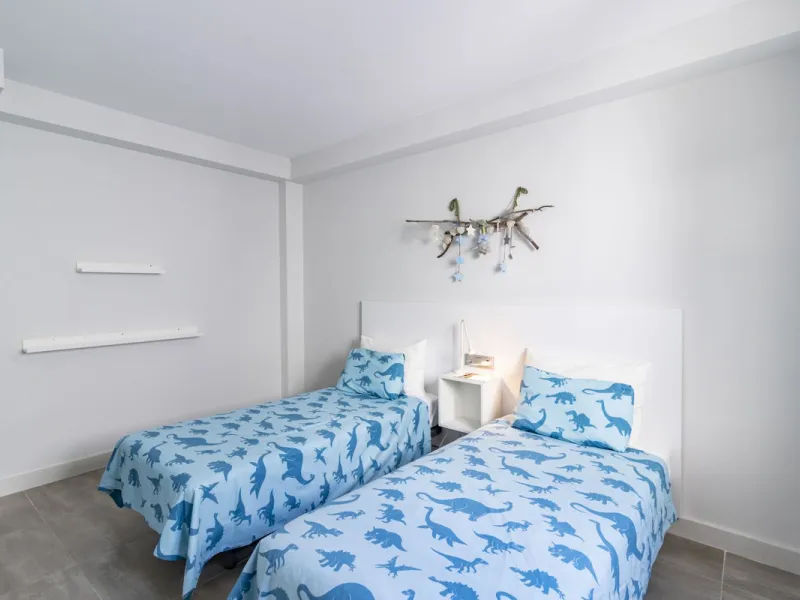 Discover this exceptional new-build semi-detached villa in the heart of San Pedro de Alcántara's charming Pueblo district, nestled on Calle Martín Pescador in Marbella's sun-drenched Costa del Sol. Positioned on the edge of the urban area, this unique pro