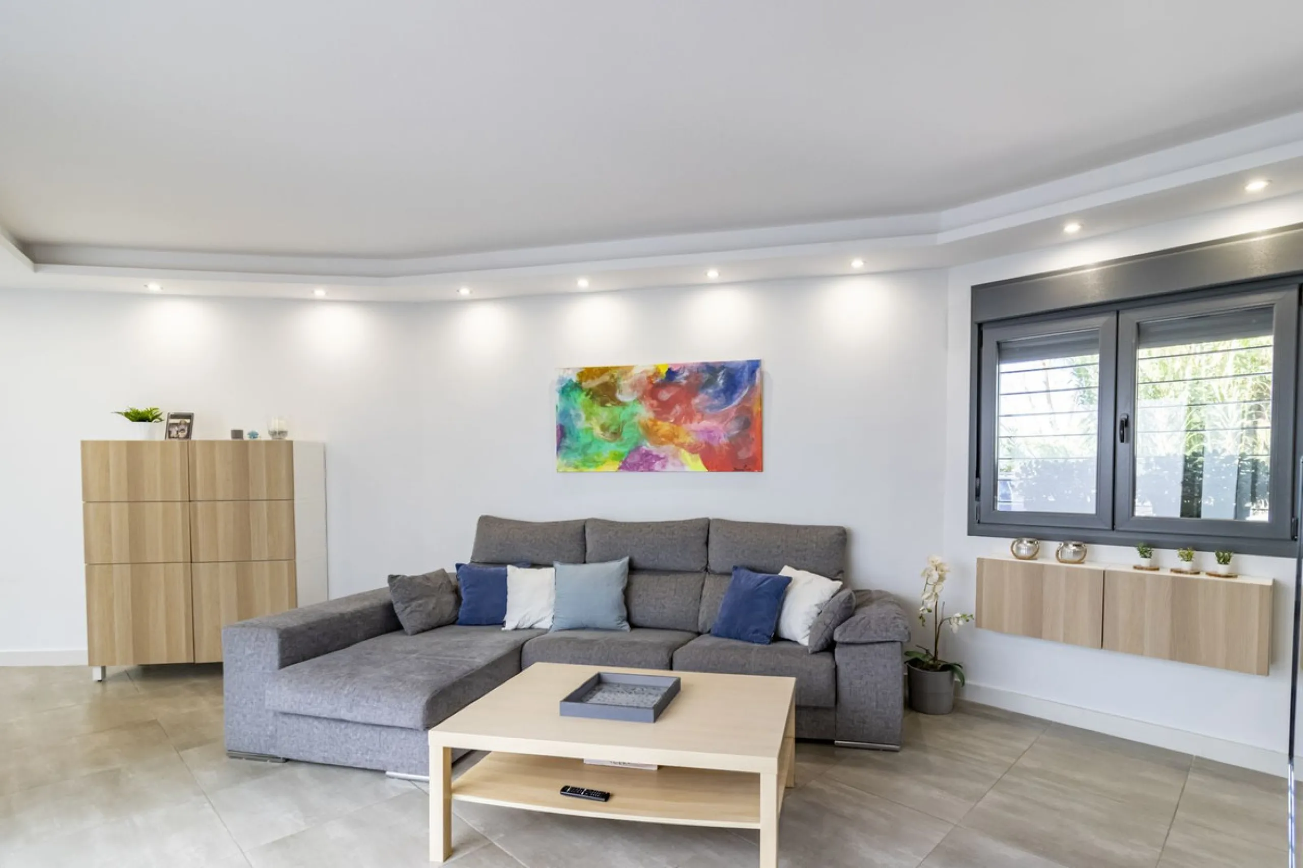 Discover this exceptional new-build semi-detached villa in the heart of San Pedro de Alcántara's charming Pueblo district, nestled on Calle Martín Pescador in Marbella's sun-drenched Costa del Sol. Positioned on the edge of the urban area, this unique pro