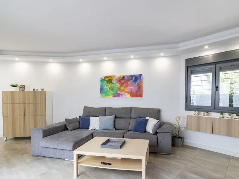 Discover this exceptional new-build semi-detached villa in the heart of San Pedro de Alcántara's charming Pueblo district, nestled on Calle Martín Pescador in Marbella's sun-drenched Costa del Sol. Positioned on the edge of the urban area, this unique pro