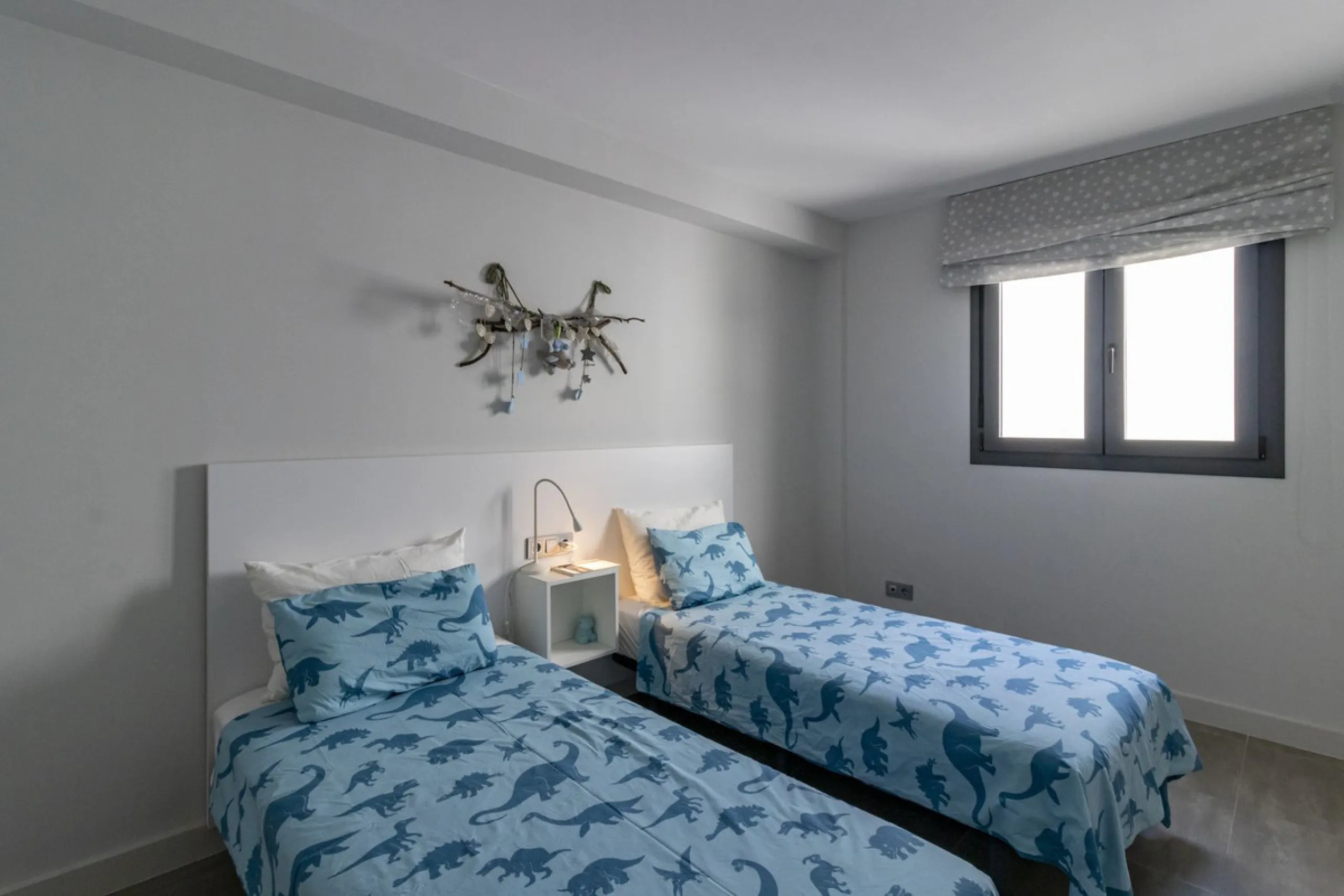 Discover this exceptional new-build semi-detached villa in the heart of San Pedro de Alcántara's charming Pueblo district, nestled on Calle Martín Pescador in Marbella's sun-drenched Costa del Sol. Positioned on the edge of the urban area, this unique pro