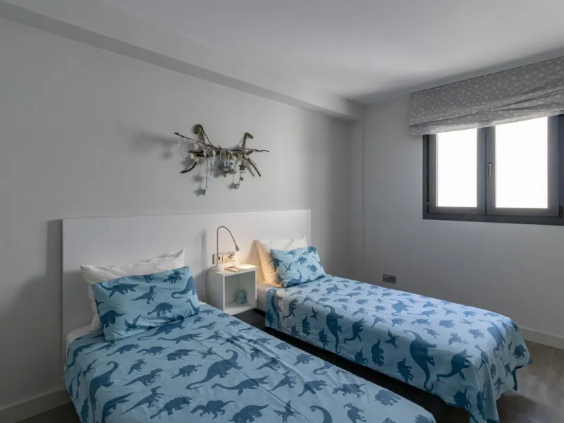 Discover this exceptional new-build semi-detached villa in the heart of San Pedro de Alcántara's charming Pueblo district, nestled on Calle Martín Pescador in Marbella's sun-drenched Costa del Sol. Positioned on the edge of the urban area, this unique pro
