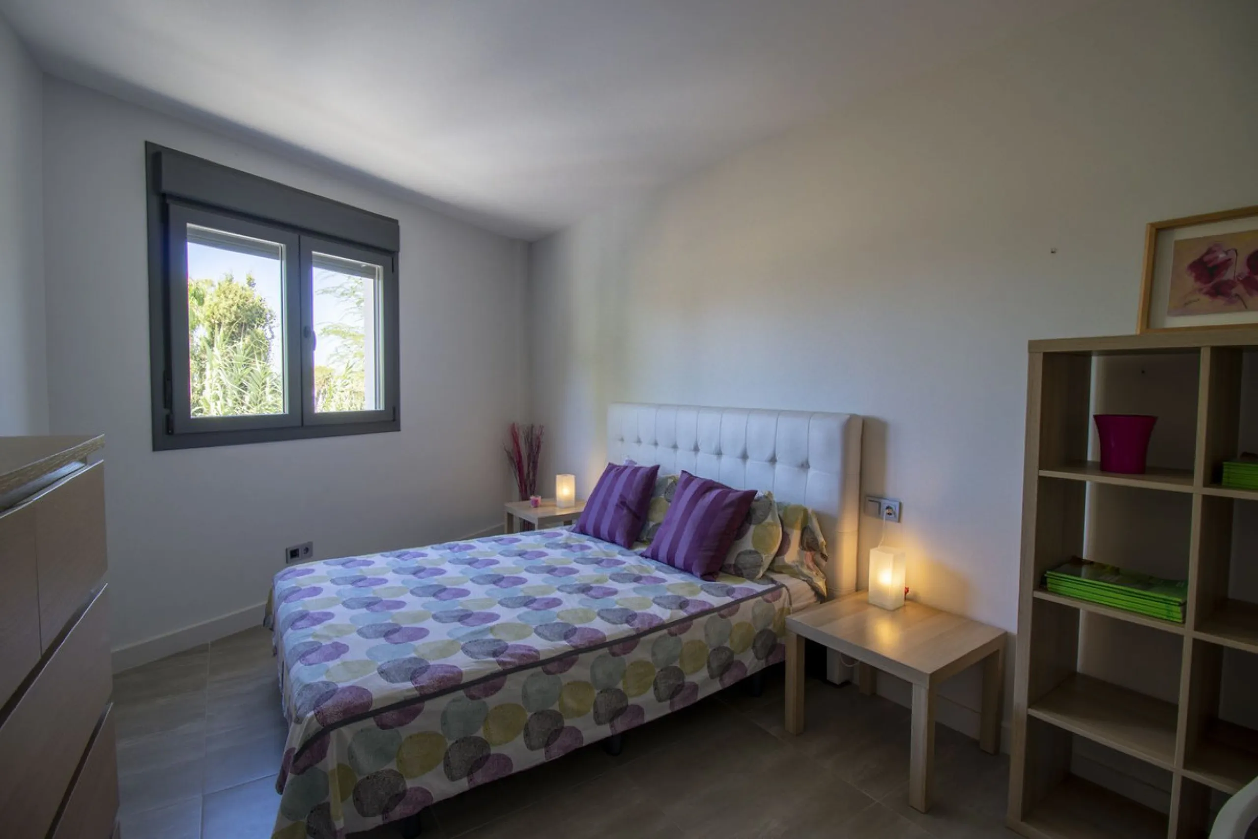 Discover this exceptional new-build semi-detached villa in the heart of San Pedro de Alcántara's charming Pueblo district, nestled on Calle Martín Pescador in Marbella's sun-drenched Costa del Sol. Positioned on the edge of the urban area, this unique pro