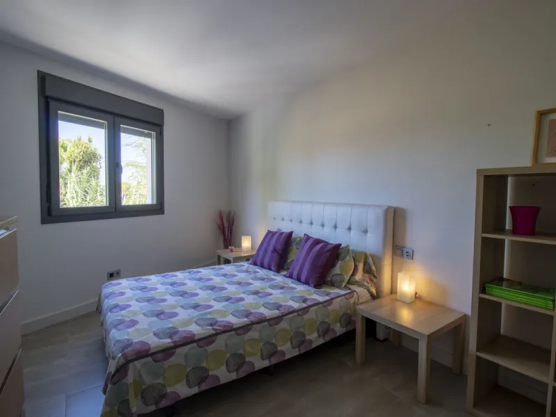 Discover this exceptional new-build semi-detached villa in the heart of San Pedro de Alcántara's charming Pueblo district, nestled on Calle Martín Pescador in Marbella's sun-drenched Costa del Sol. Positioned on the edge of the urban area, this unique pro