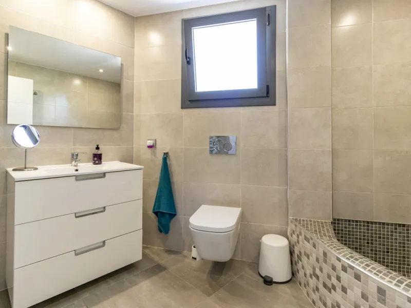 Discover this exceptional new-build semi-detached villa in the heart of San Pedro de Alcántara's charming Pueblo district, nestled on Calle Martín Pescador in Marbella's sun-drenched Costa del Sol. Positioned on the edge of the urban area, this unique pro