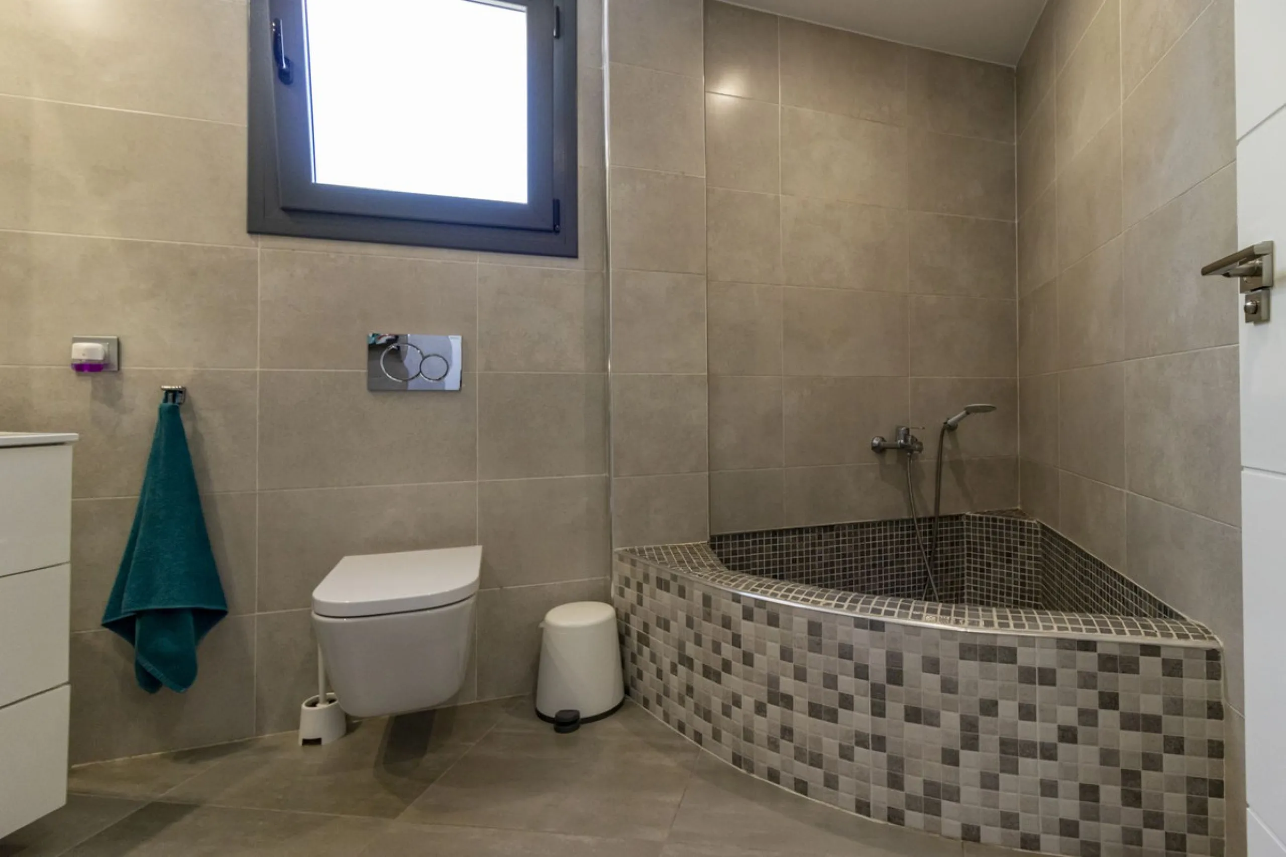 Discover this exceptional new-build semi-detached villa in the heart of San Pedro de Alcántara's charming Pueblo district, nestled on Calle Martín Pescador in Marbella's sun-drenched Costa del Sol. Positioned on the edge of the urban area, this unique pro