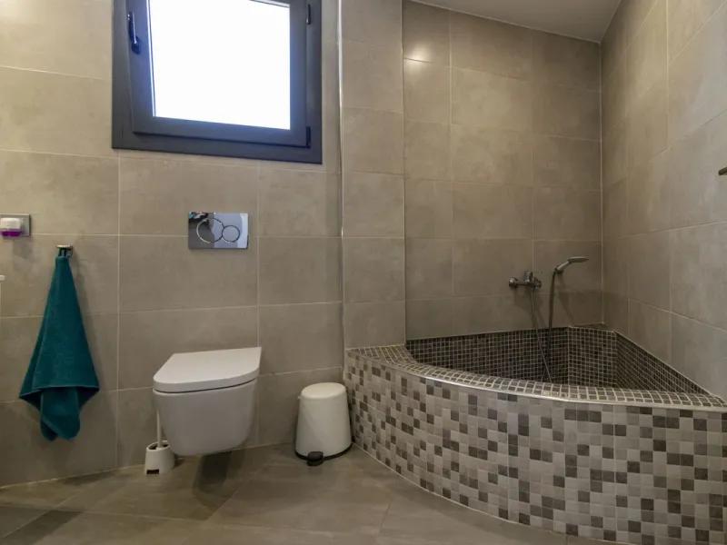 Discover this exceptional new-build semi-detached villa in the heart of San Pedro de Alcántara's charming Pueblo district, nestled on Calle Martín Pescador in Marbella's sun-drenched Costa del Sol. Positioned on the edge of the urban area, this unique pro
