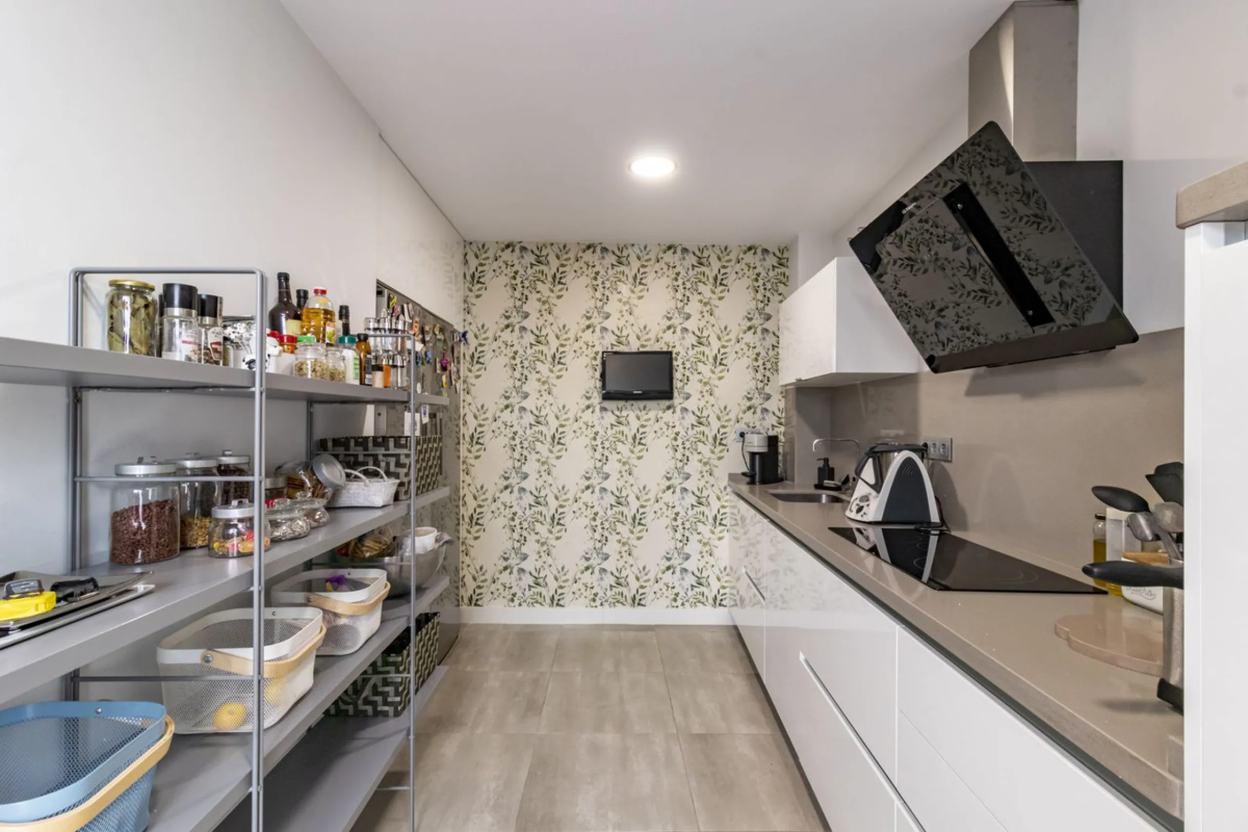 Discover this exceptional new-build semi-detached villa in the heart of San Pedro de Alcántara's charming Pueblo district, nestled on Calle Martín Pescador in Marbella's sun-drenched Costa del Sol. Positioned on the edge of the urban area, this unique pro