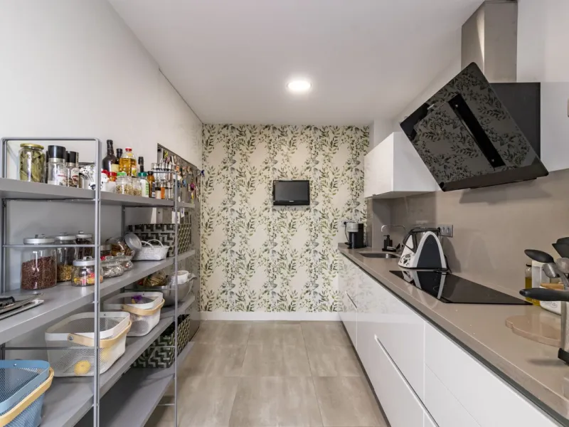 Discover this exceptional new-build semi-detached villa in the heart of San Pedro de Alcántara's charming Pueblo district, nestled on Calle Martín Pescador in Marbella's sun-drenched Costa del Sol. Positioned on the edge of the urban area, this unique pro