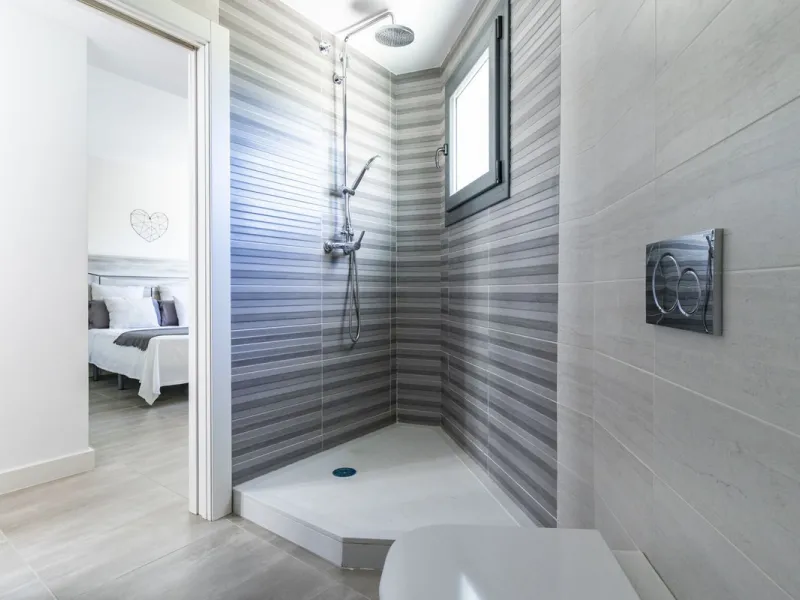 Discover this exceptional new-build semi-detached villa in the heart of San Pedro de Alcántara's charming Pueblo district, nestled on Calle Martín Pescador in Marbella's sun-drenched Costa del Sol. Positioned on the edge of the urban area, this unique pro