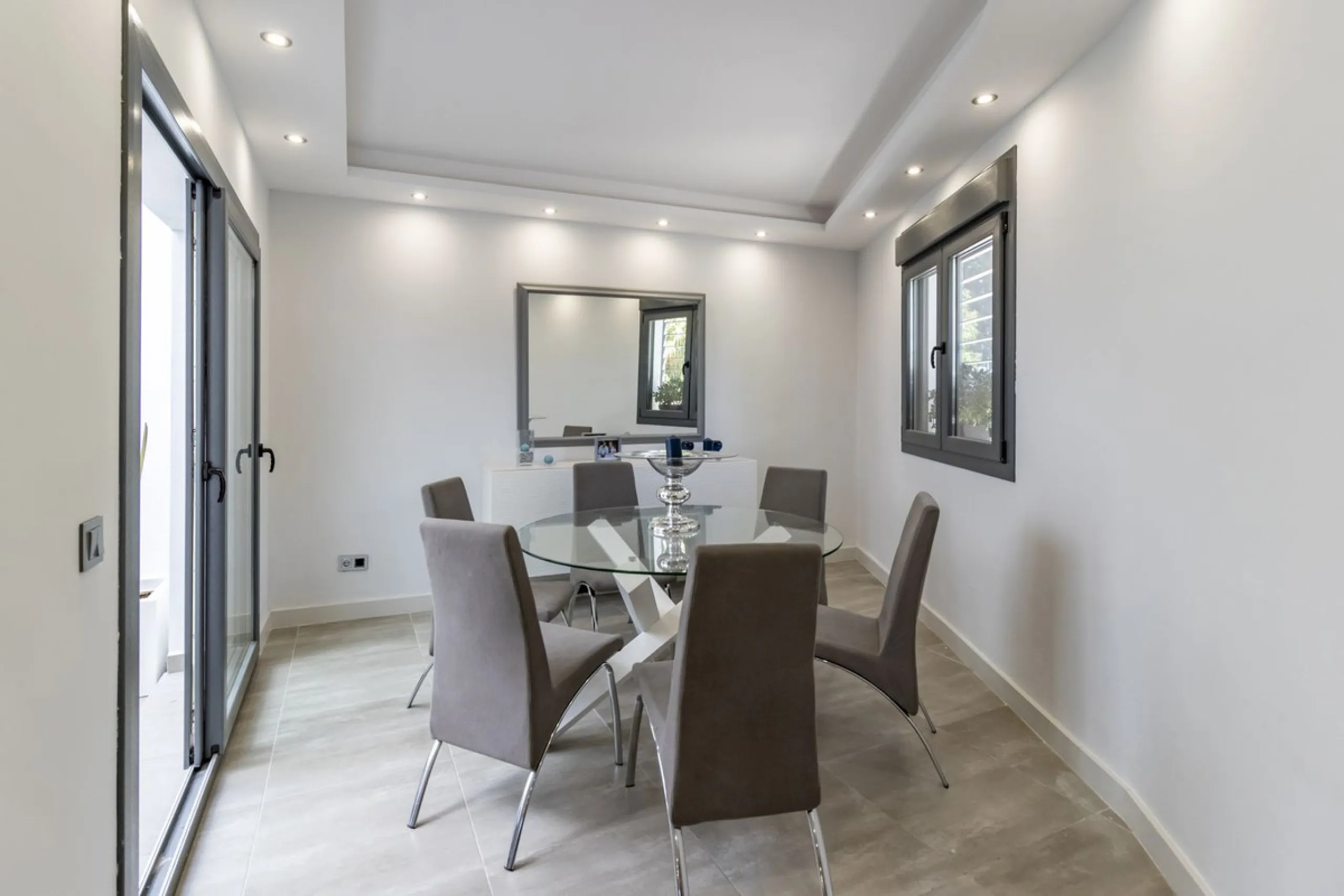 Discover this exceptional new-build semi-detached villa in the heart of San Pedro de Alcántara's charming Pueblo district, nestled on Calle Martín Pescador in Marbella's sun-drenched Costa del Sol. Positioned on the edge of the urban area, this unique pro