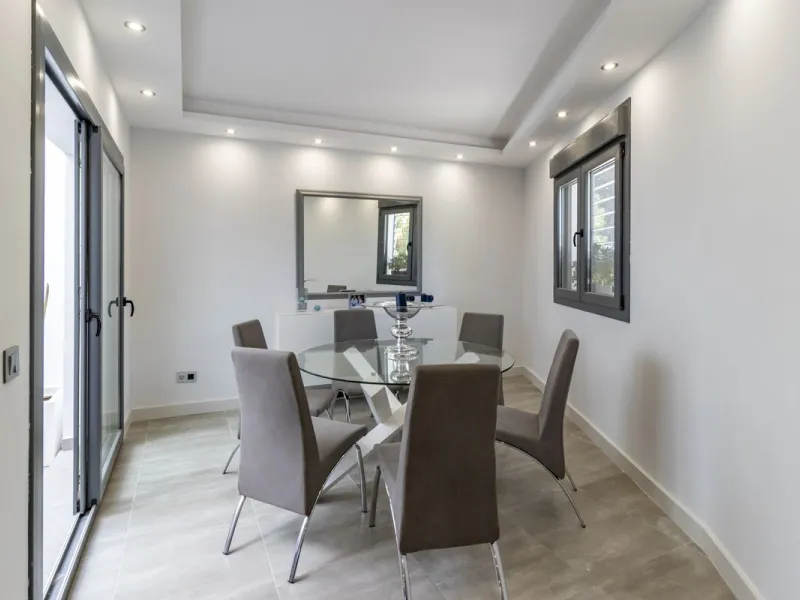 Discover this exceptional new-build semi-detached villa in the heart of San Pedro de Alcántara's charming Pueblo district, nestled on Calle Martín Pescador in Marbella's sun-drenched Costa del Sol. Positioned on the edge of the urban area, this unique pro
