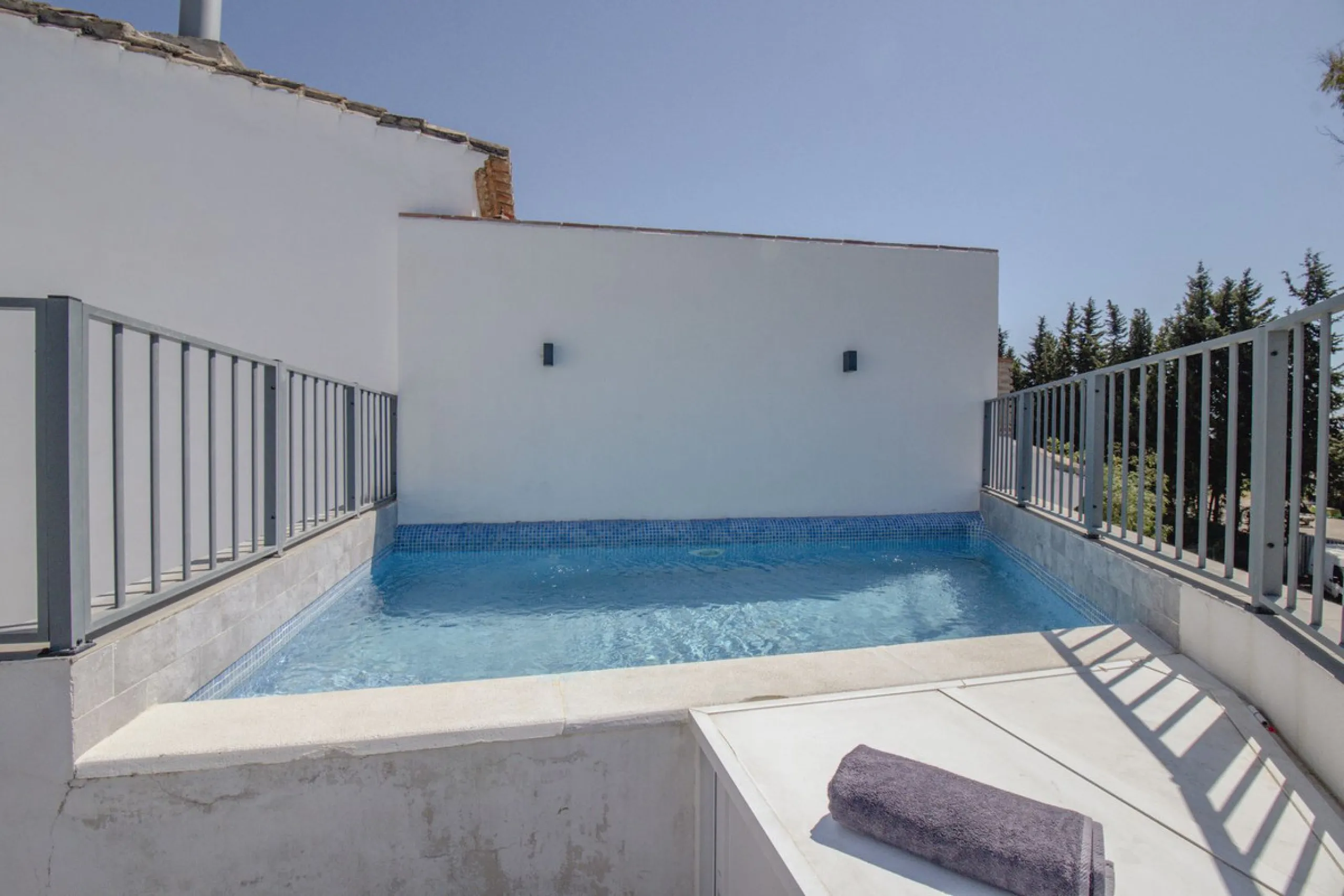 Discover this exceptional new-build semi-detached villa in the heart of San Pedro de Alcántara's charming Pueblo district, nestled on Calle Martín Pescador in Marbella's sun-drenched Costa del Sol. Positioned on the edge of the urban area, this unique pro