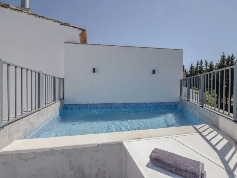 Discover this exceptional new-build semi-detached villa in the heart of San Pedro de Alcántara's charming Pueblo district, nestled on Calle Martín Pescador in Marbella's sun-drenched Costa del Sol. Positioned on the edge of the urban area, this unique pro
