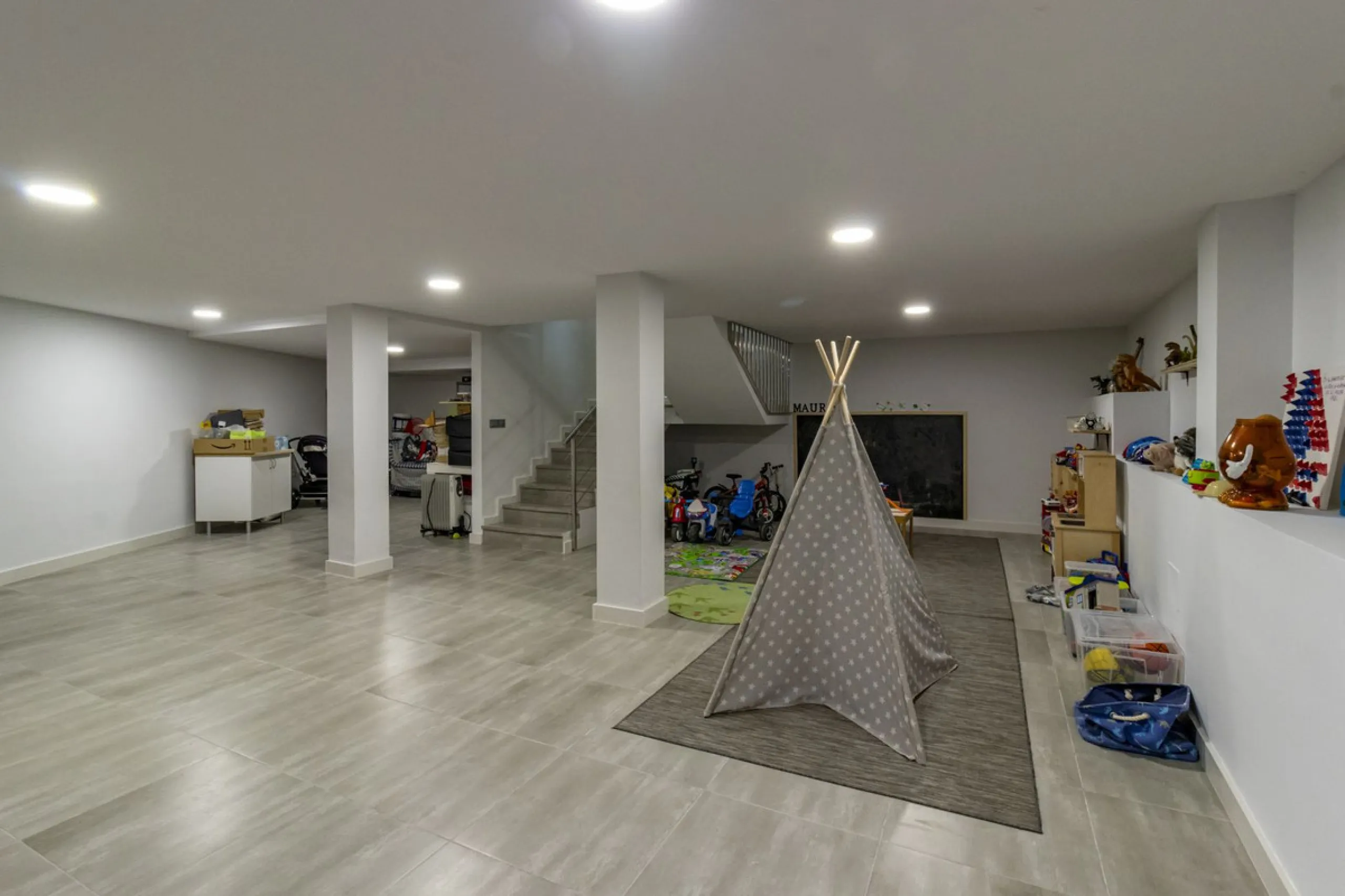 Discover this exceptional new-build semi-detached villa in the heart of San Pedro de Alcántara's charming Pueblo district, nestled on Calle Martín Pescador in Marbella's sun-drenched Costa del Sol. Positioned on the edge of the urban area, this unique pro