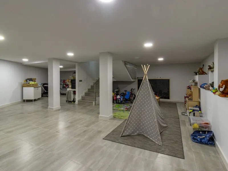 Discover this exceptional new-build semi-detached villa in the heart of San Pedro de Alcántara's charming Pueblo district, nestled on Calle Martín Pescador in Marbella's sun-drenched Costa del Sol. Positioned on the edge of the urban area, this unique pro