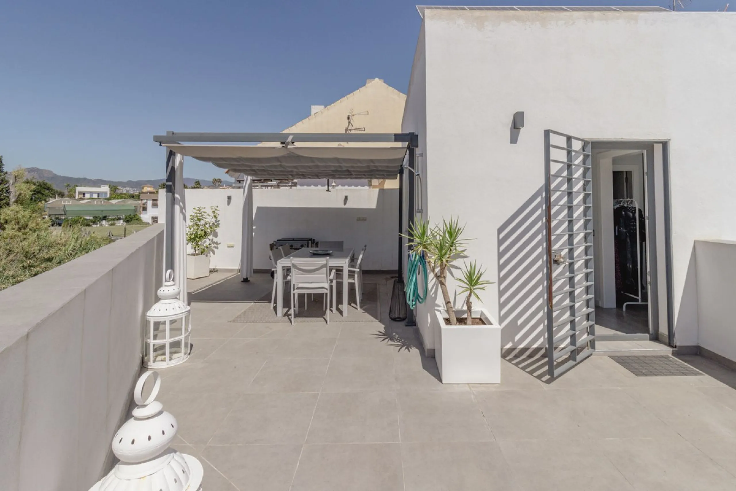 Discover this exceptional new-build semi-detached villa in the heart of San Pedro de Alcántara's charming Pueblo district, nestled on Calle Martín Pescador in Marbella's sun-drenched Costa del Sol. Positioned on the edge of the urban area, this unique pro
