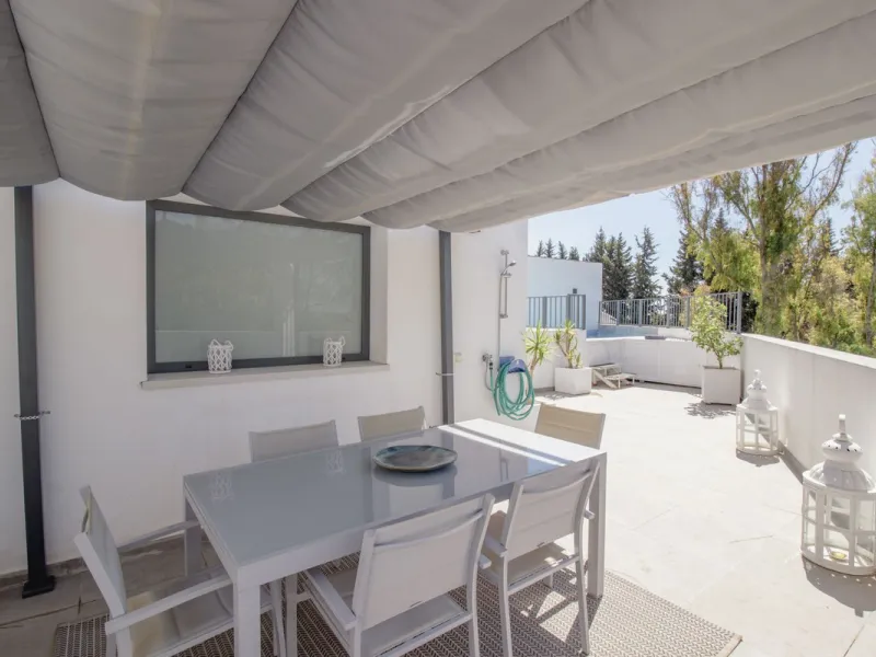 Discover this exceptional new-build semi-detached villa in the heart of San Pedro de Alcántara's charming Pueblo district, nestled on Calle Martín Pescador in Marbella's sun-drenched Costa del Sol. Positioned on the edge of the urban area, this unique pro