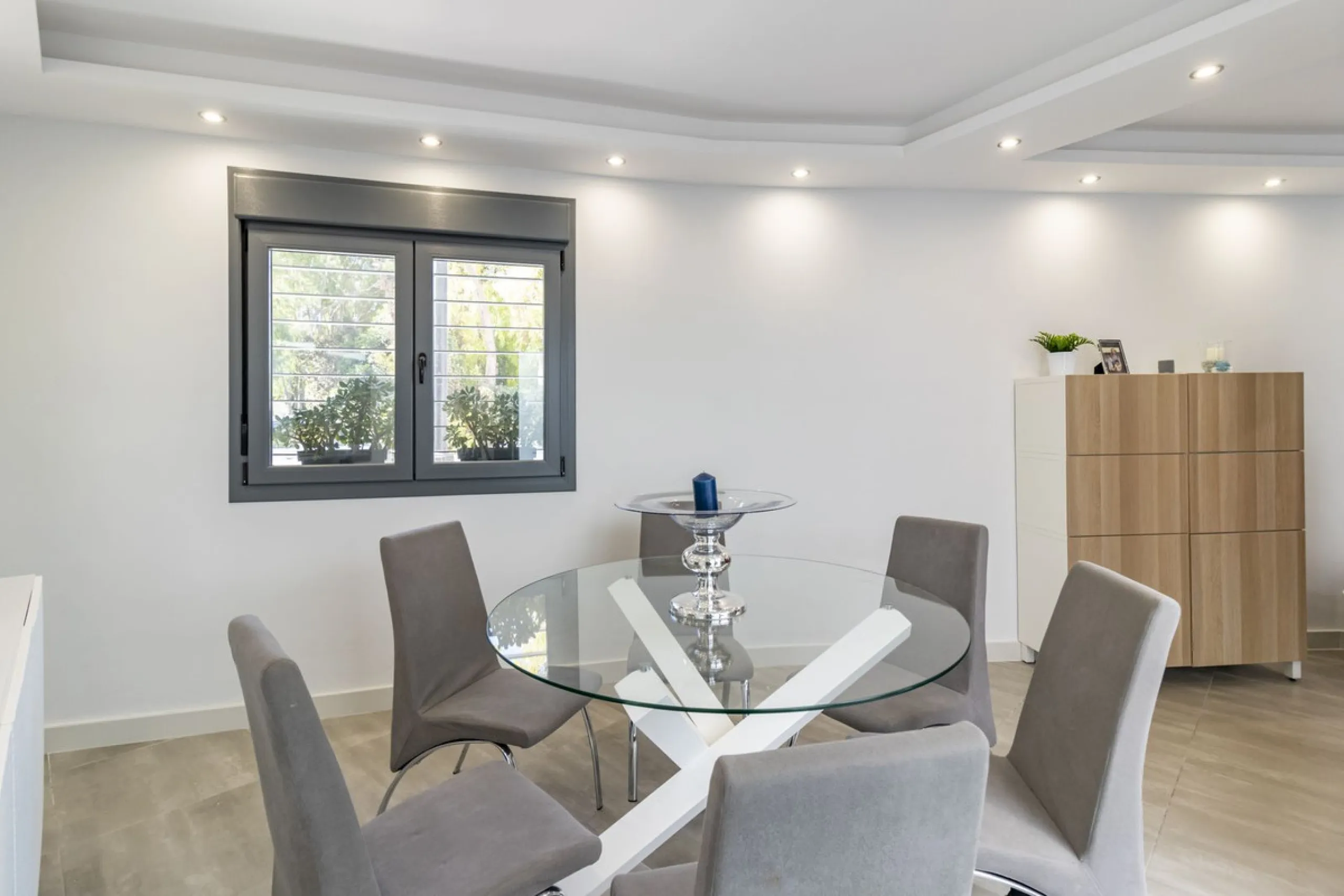 Discover this exceptional new-build semi-detached villa in the heart of San Pedro de Alcántara's charming Pueblo district, nestled on Calle Martín Pescador in Marbella's sun-drenched Costa del Sol. Positioned on the edge of the urban area, this unique pro