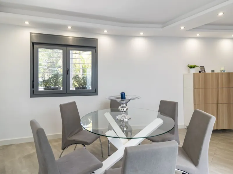 Discover this exceptional new-build semi-detached villa in the heart of San Pedro de Alcántara's charming Pueblo district, nestled on Calle Martín Pescador in Marbella's sun-drenched Costa del Sol. Positioned on the edge of the urban area, this unique pro