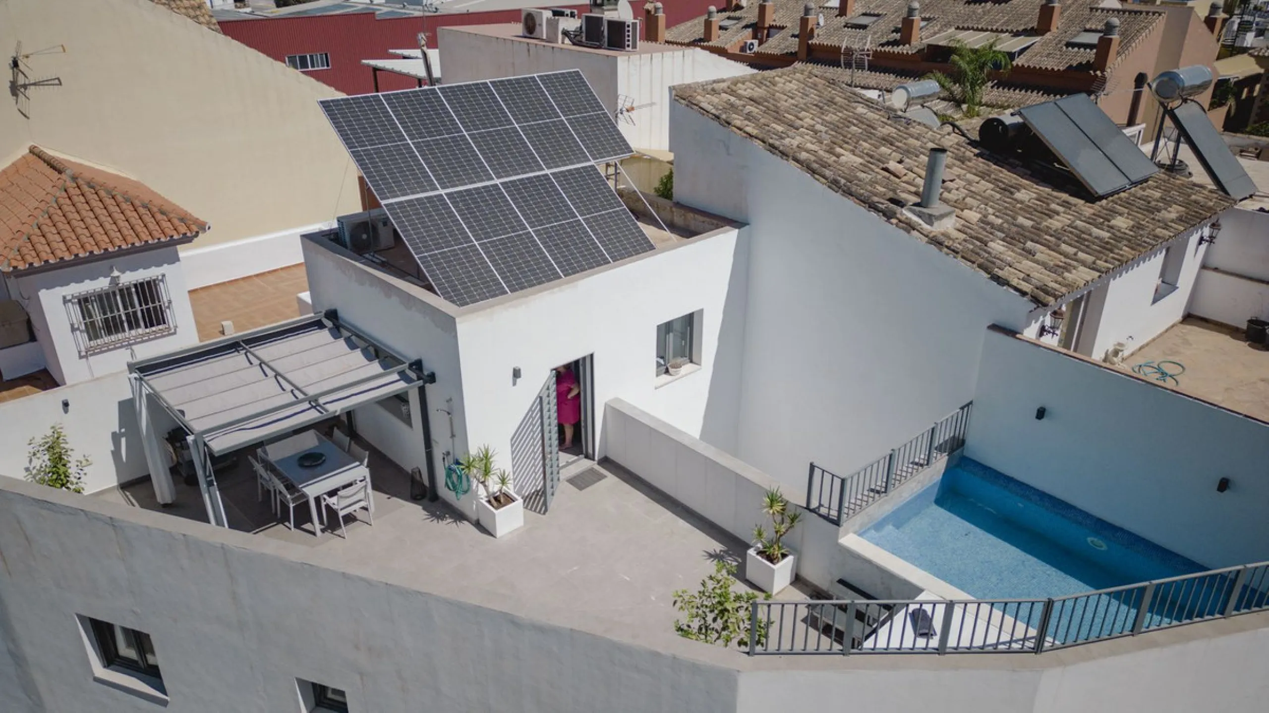 Discover this exceptional new-build semi-detached villa in the heart of San Pedro de Alcántara's charming Pueblo district, nestled on Calle Martín Pescador in Marbella's sun-drenched Costa del Sol. Positioned on the edge of the urban area, this unique pro