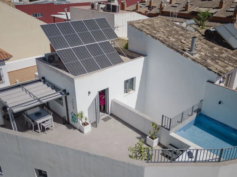 Discover this exceptional new-build semi-detached villa in the heart of San Pedro de Alcántara's charming Pueblo district, nestled on Calle Martín Pescador in Marbella's sun-drenched Costa del Sol. Positioned on the edge of the urban area, this unique pro