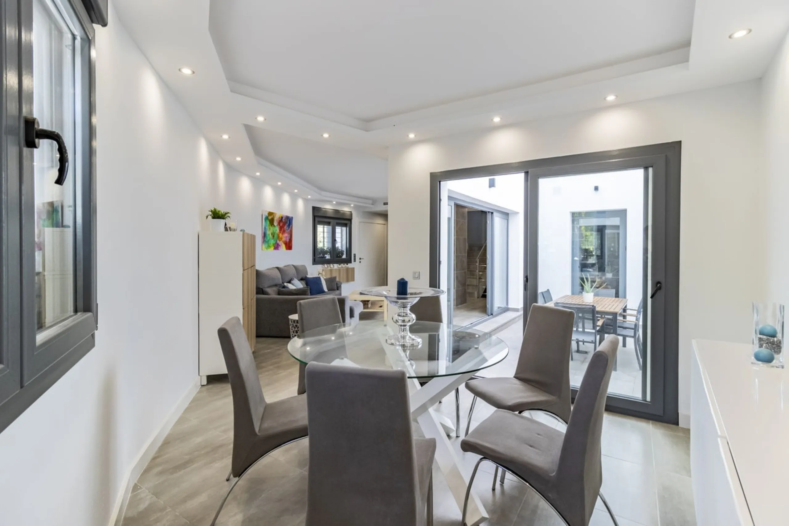Discover this exceptional new-build semi-detached villa in the heart of San Pedro de Alcántara's charming Pueblo district, nestled on Calle Martín Pescador in Marbella's sun-drenched Costa del Sol. Positioned on the edge of the urban area, this unique pro