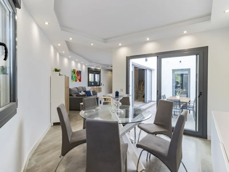 Discover this exceptional new-build semi-detached villa in the heart of San Pedro de Alcántara's charming Pueblo district, nestled on Calle Martín Pescador in Marbella's sun-drenched Costa del Sol. Positioned on the edge of the urban area, this unique pro