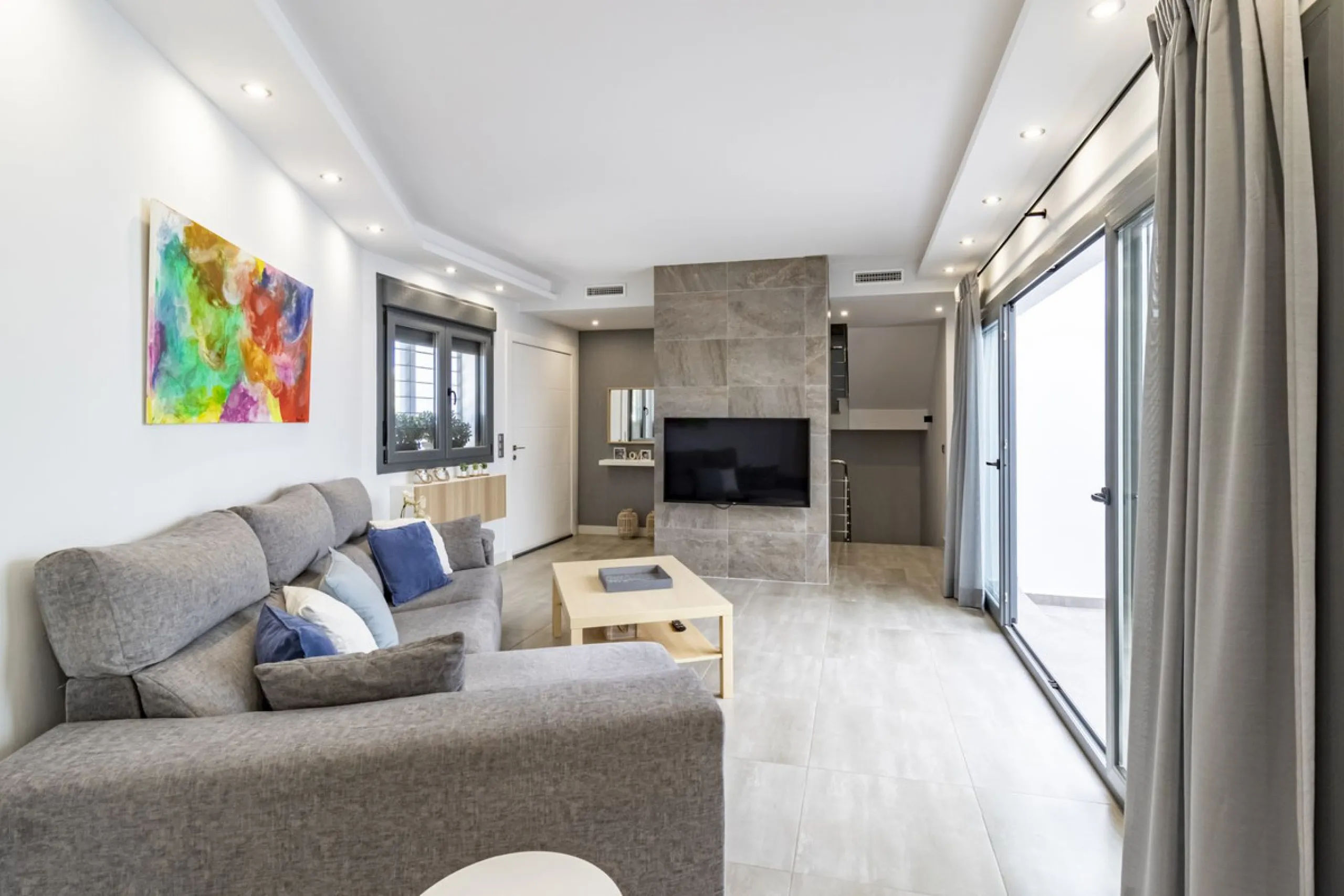 Discover this exceptional new-build semi-detached villa in the heart of San Pedro de Alcántara's charming Pueblo district, nestled on Calle Martín Pescador in Marbella's sun-drenched Costa del Sol. Positioned on the edge of the urban area, this unique pro