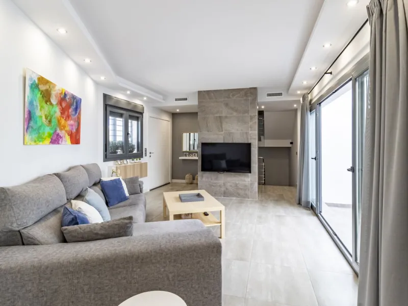 Discover this exceptional new-build semi-detached villa in the heart of San Pedro de Alcántara's charming Pueblo district, nestled on Calle Martín Pescador in Marbella's sun-drenched Costa del Sol. Positioned on the edge of the urban area, this unique pro