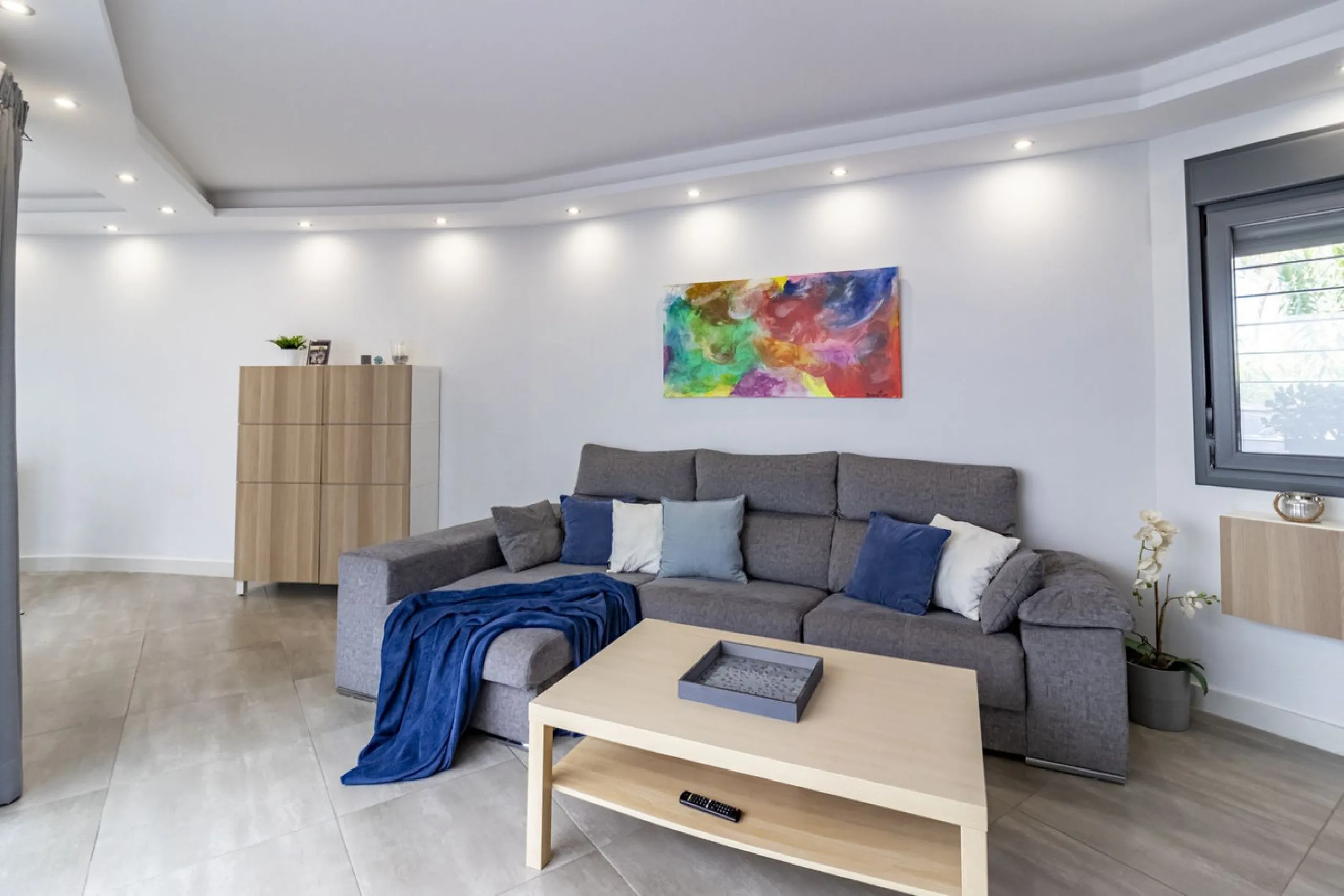 Discover this exceptional new-build semi-detached villa in the heart of San Pedro de Alcántara's charming Pueblo district, nestled on Calle Martín Pescador in Marbella's sun-drenched Costa del Sol. Positioned on the edge of the urban area, this unique pro