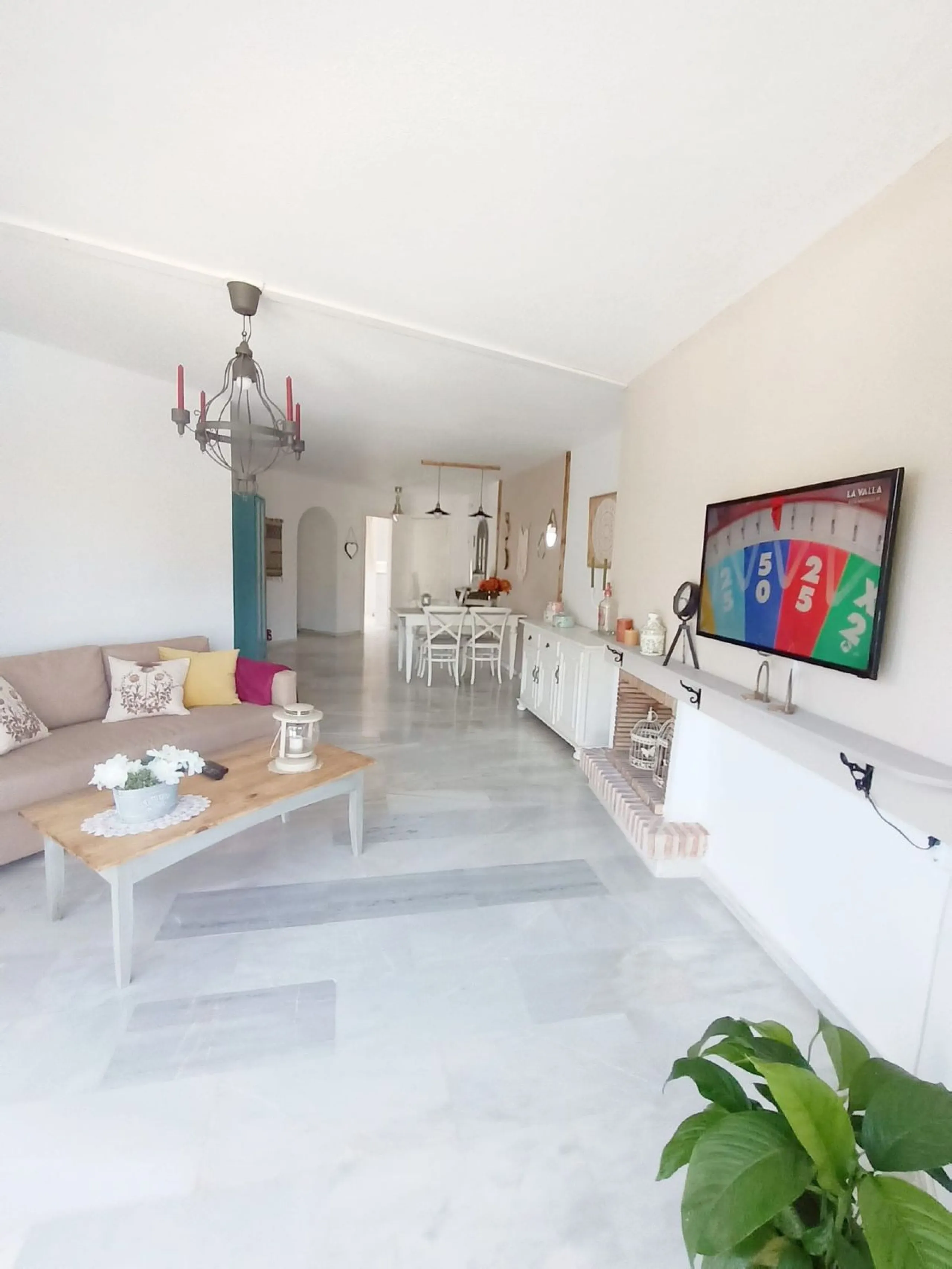 Apartment - Middle Floor Apartment в продаже в Mijas, Málaga. В доме 2 спален и 2 ванных комнат. Площадь дома 130 м²