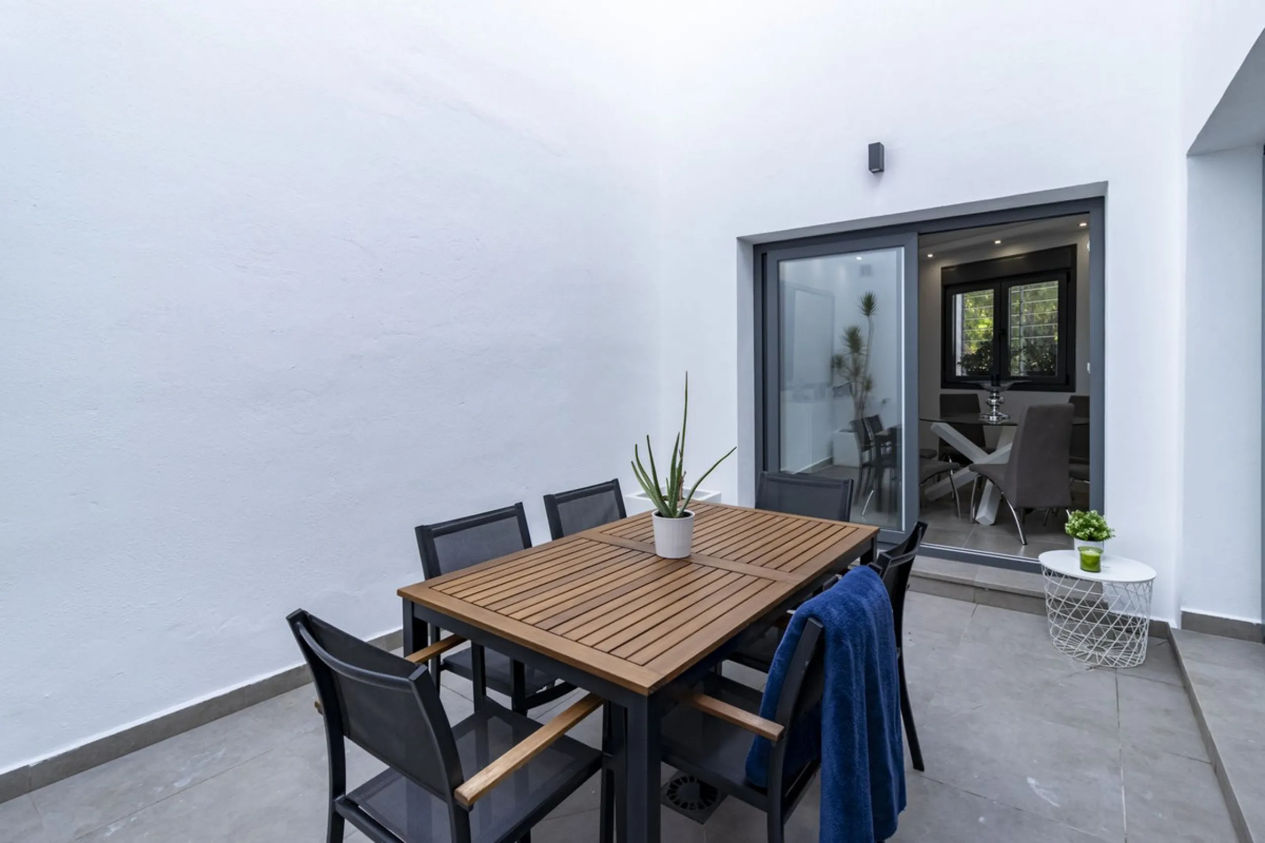 Discover this exceptional new-build semi-detached villa in the heart of San Pedro de Alcántara's charming Pueblo district, nestled on Calle Martín Pescador in Marbella's sun-drenched Costa del Sol. Positioned on the edge of the urban area, this unique pro