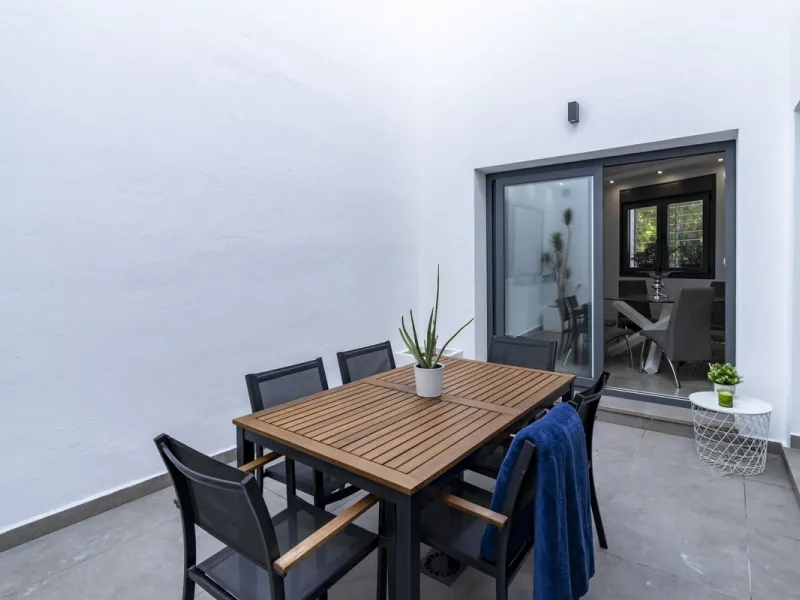 Discover this exceptional new-build semi-detached villa in the heart of San Pedro de Alcántara's charming Pueblo district, nestled on Calle Martín Pescador in Marbella's sun-drenched Costa del Sol. Positioned on the edge of the urban area, this unique pro
