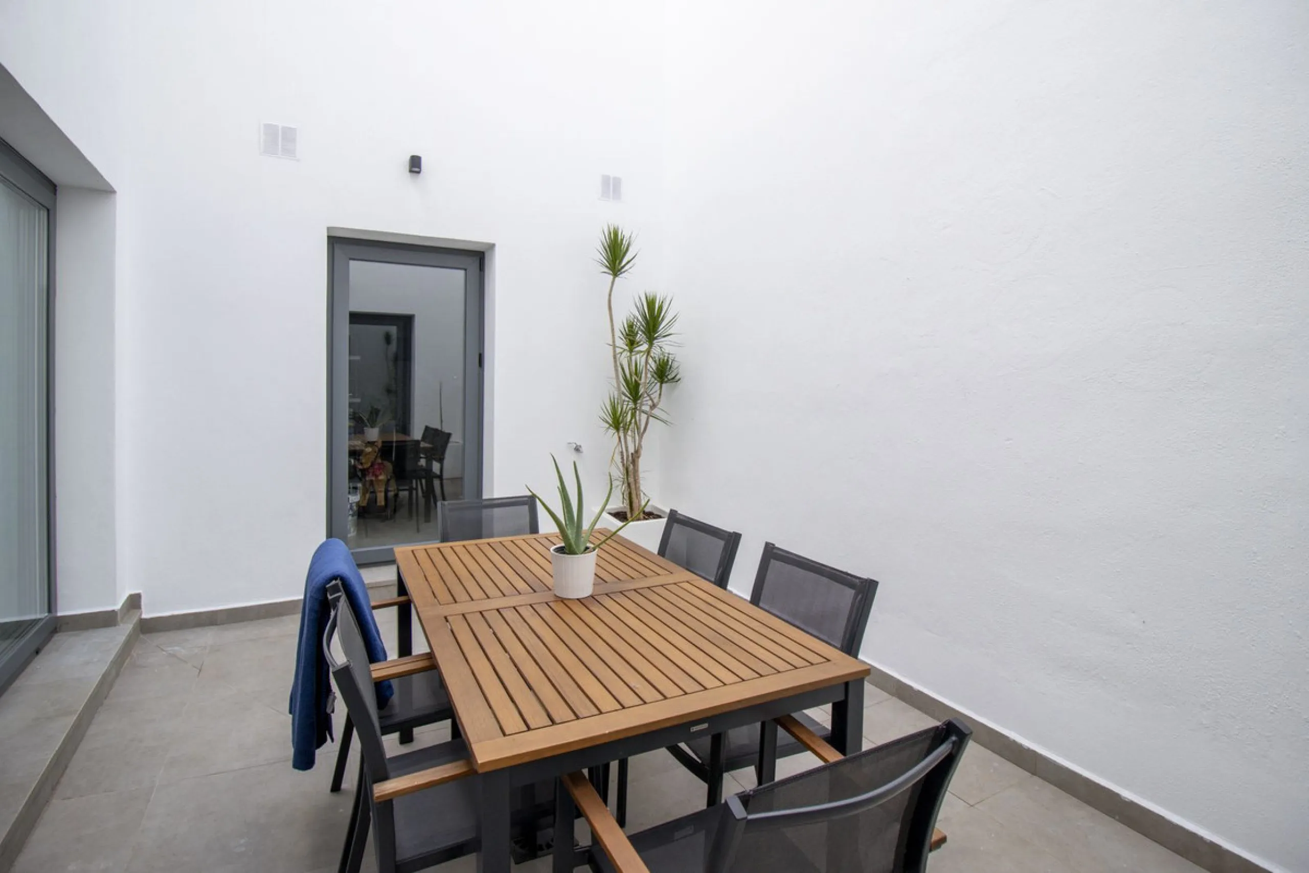 Discover this exceptional new-build semi-detached villa in the heart of San Pedro de Alcántara's charming Pueblo district, nestled on Calle Martín Pescador in Marbella's sun-drenched Costa del Sol. Positioned on the edge of the urban area, this unique pro