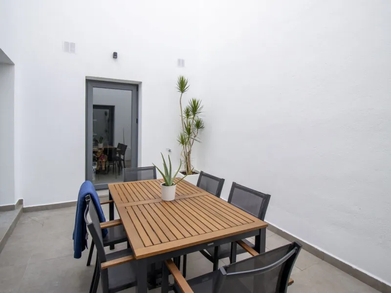 Discover this exceptional new-build semi-detached villa in the heart of San Pedro de Alcántara's charming Pueblo district, nestled on Calle Martín Pescador in Marbella's sun-drenched Costa del Sol. Positioned on the edge of the urban area, this unique pro