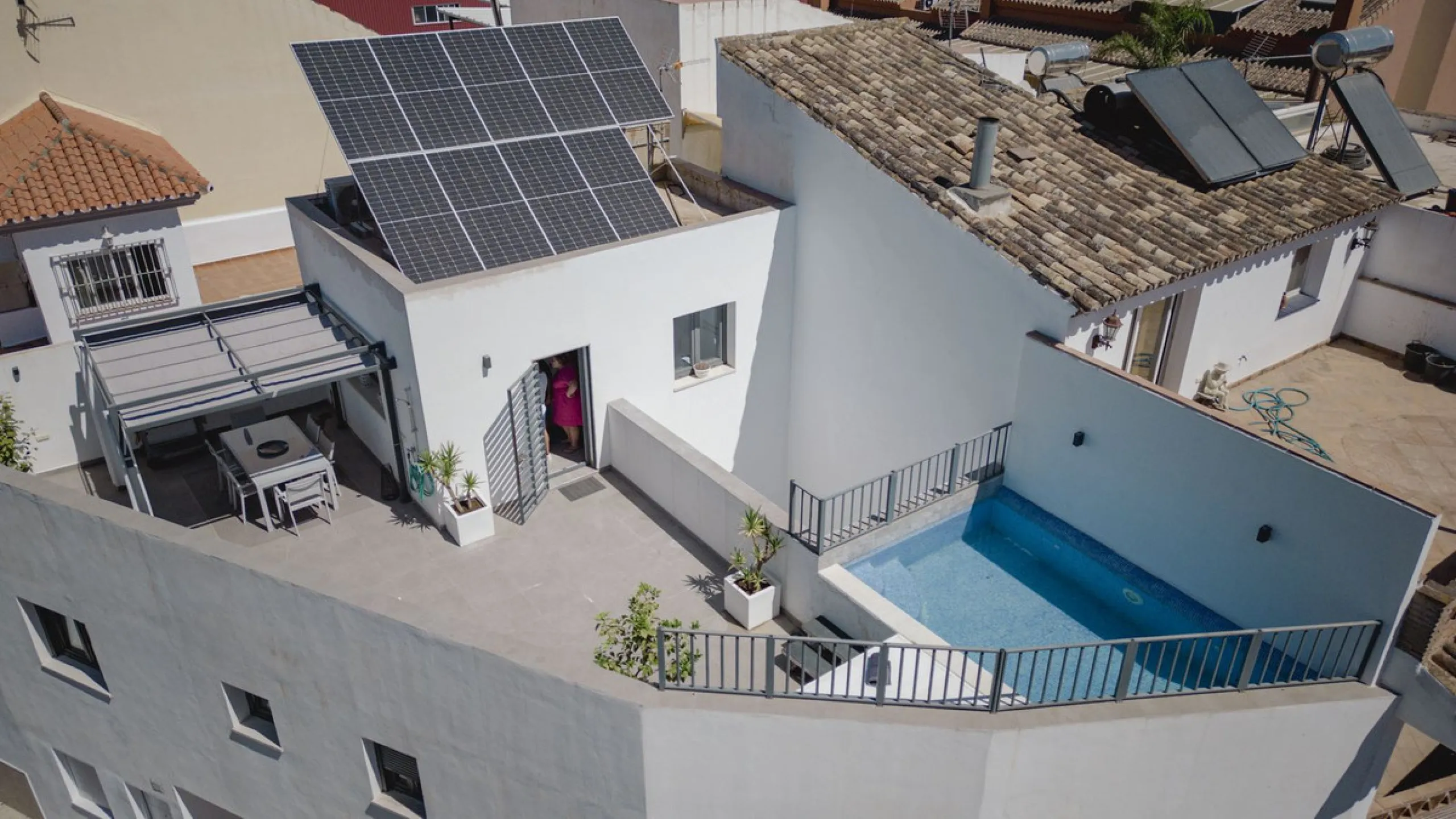 Discover this exceptional new-build semi-detached villa in the heart of San Pedro de Alcántara's charming Pueblo district, nestled on Calle Martín Pescador in Marbella's sun-drenched Costa del Sol. Positioned on the edge of the urban area, this unique pro