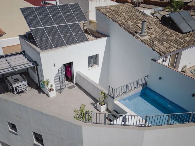 Discover this exceptional new-build semi-detached villa in the heart of San Pedro de Alcántara's charming Pueblo district, nestled on Calle Martín Pescador in Marbella's sun-drenched Costa del Sol. Positioned on the edge of the urban area, this unique pro