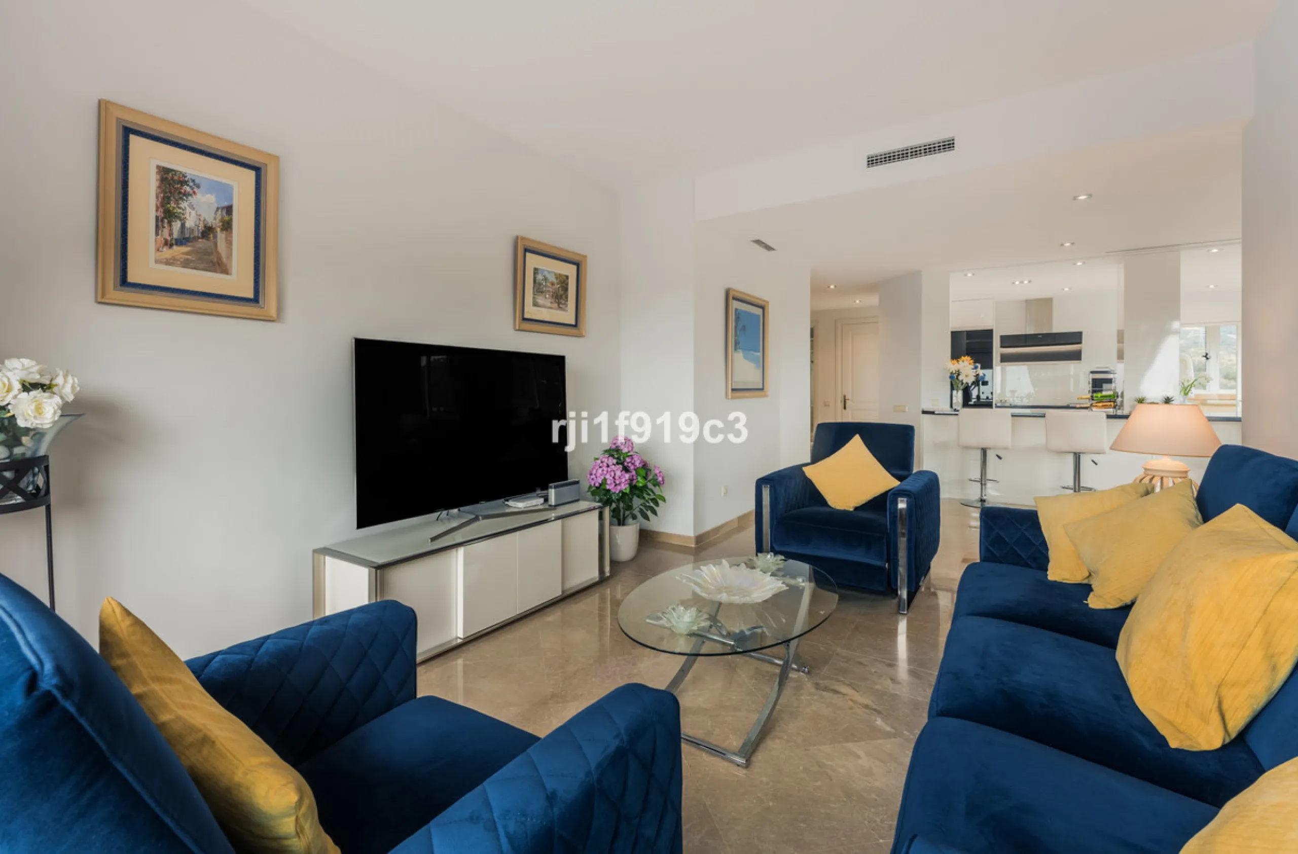 Wunderbares Apartment in der renommierten Wohnanlage Elviria Hills, einer der exklusivsten und begehrtesten Lagen im Osten von Marbella. Dieses elegante Apartment mit 103 m² zeichnet sich durch Großzügigkeit, Helligkeit und ein unvergleichliches Qualitätsniveau aus